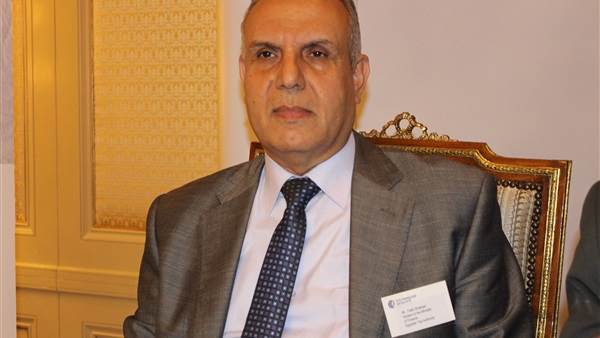 محررة السوق العربية مع أحد المواطنين