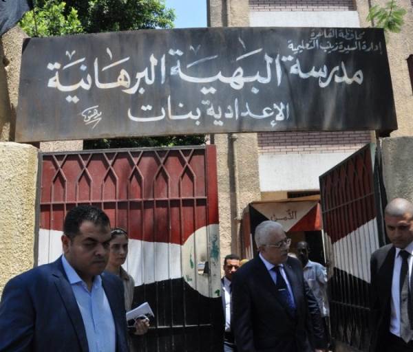 محررة السوق العربية فى جولة بجوار مصانع الأسمنت