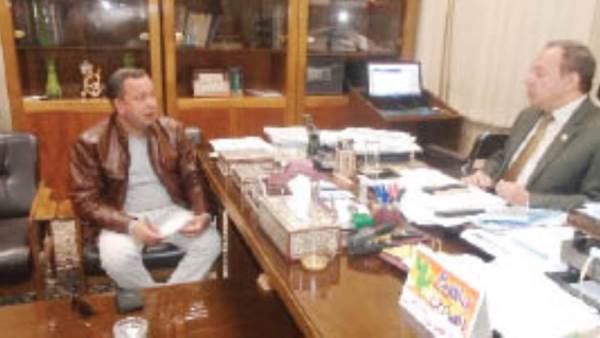 محرر السوق العربية يتحدث مع أحد المسئولين