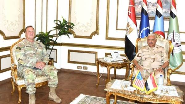 وزير الدفاع والإنتاج الحربى يلتقى قائد القيادة المركزية الأمريكية
